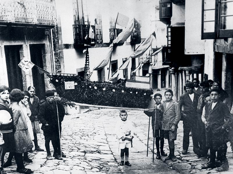 Os Maios en la Rúa Real