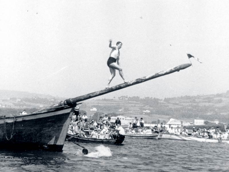 Cucaña en las fiestas de As Peras