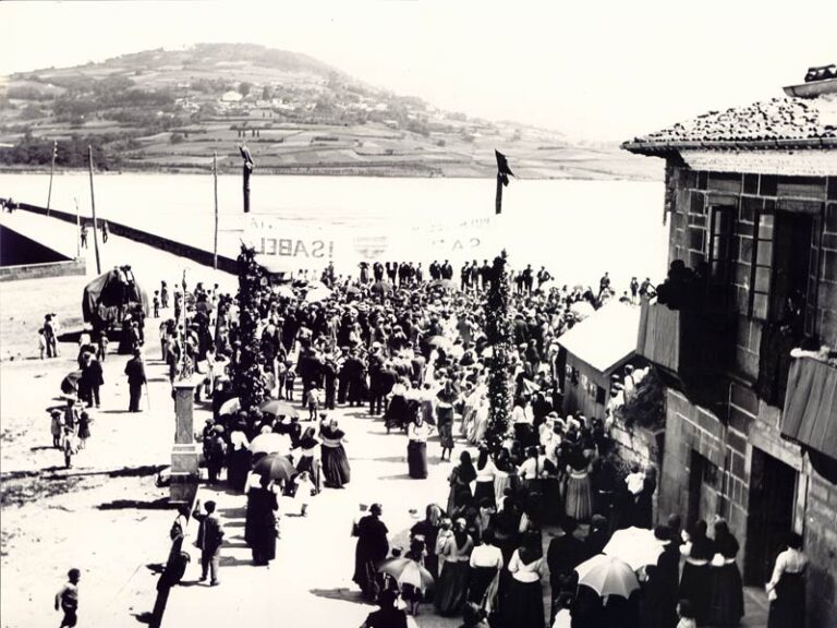 Los eumeses realizan una recepción a la entrada del puente