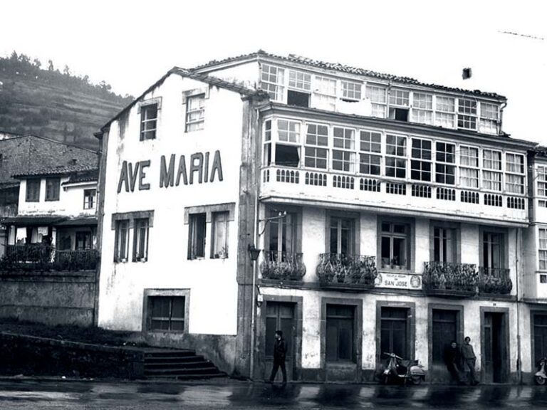 Edificio en la entrada de Pontedeume