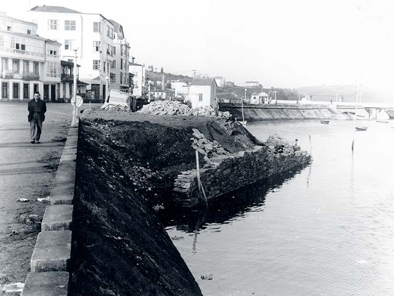 Construcción de la primera gasolinera
